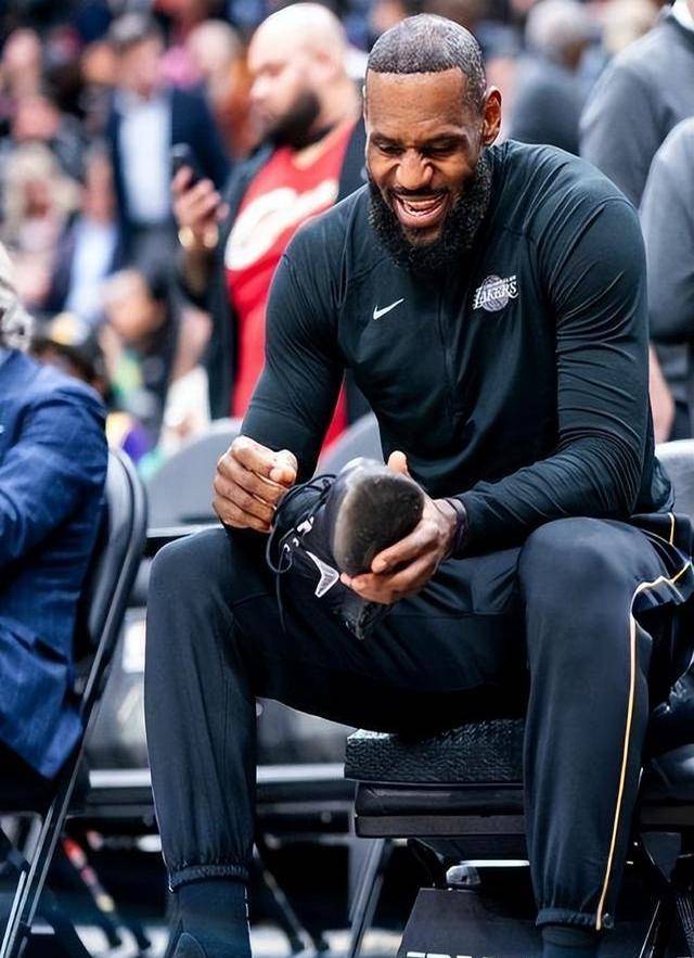 九游娱乐入口-包含清晨体能课后，洛杉矶湖人回应争议备战英超，态度坚定，临场指挥获称赞的词条