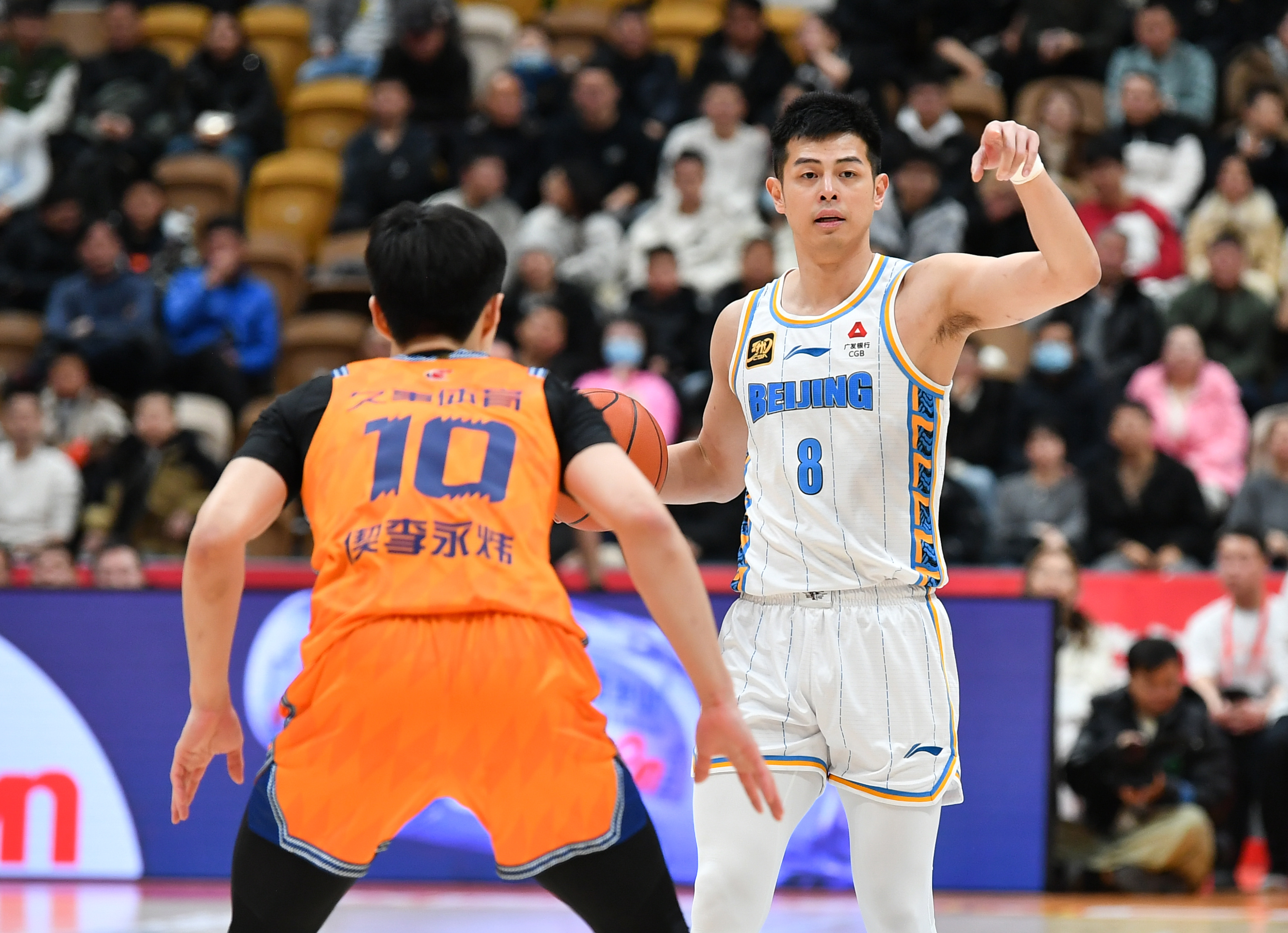 九游娱乐入口-今晨NBA总决赛焦点战；上海久事防线松动；球迷炸锅；轮换策略成焦点(nba总决赛录像回放)